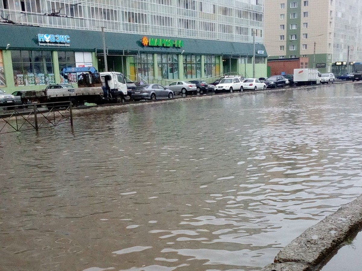 Улицы Новосибирска ушли под воду после дождей - KP.RU