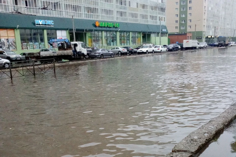 Городские дороги наполнились водой, как чашки.