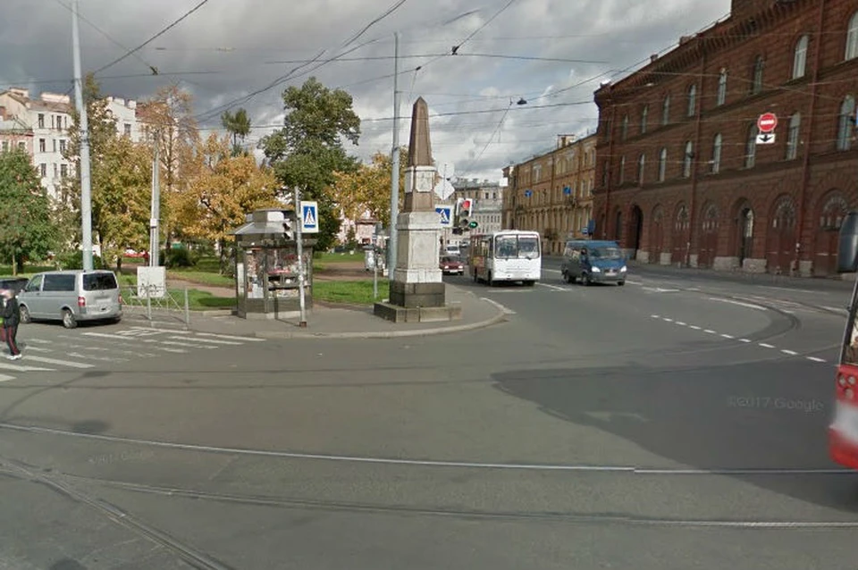 Верстовой столб на площади Репина. ФОТО: Гугл.Панорамы