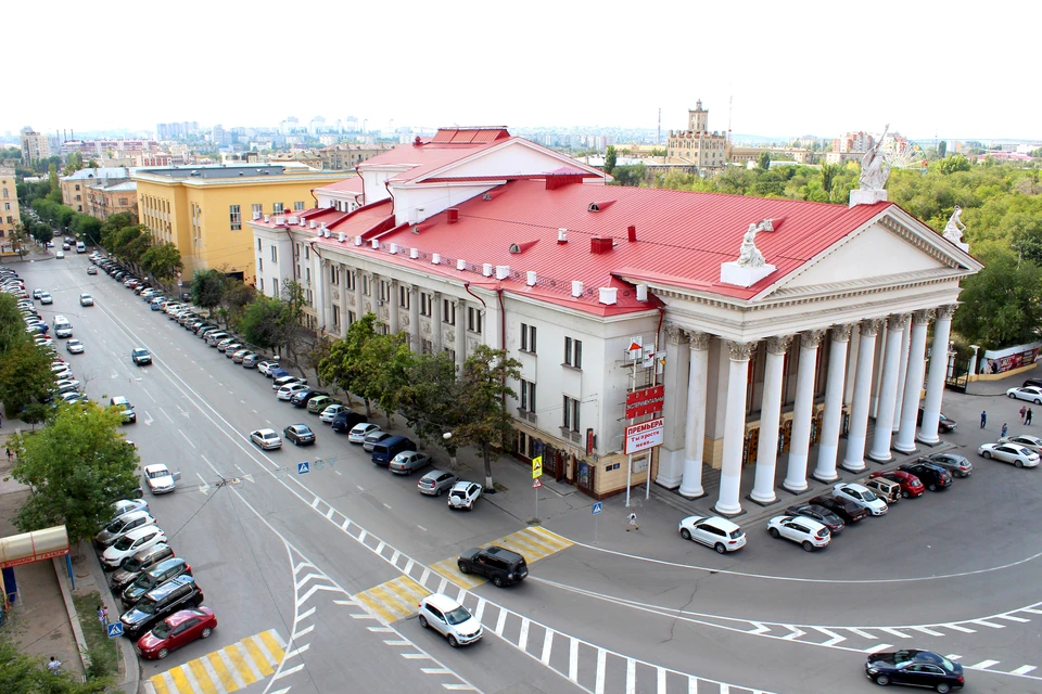 Руководство НЭТа организовало пресс-конференцию на сцене театра.