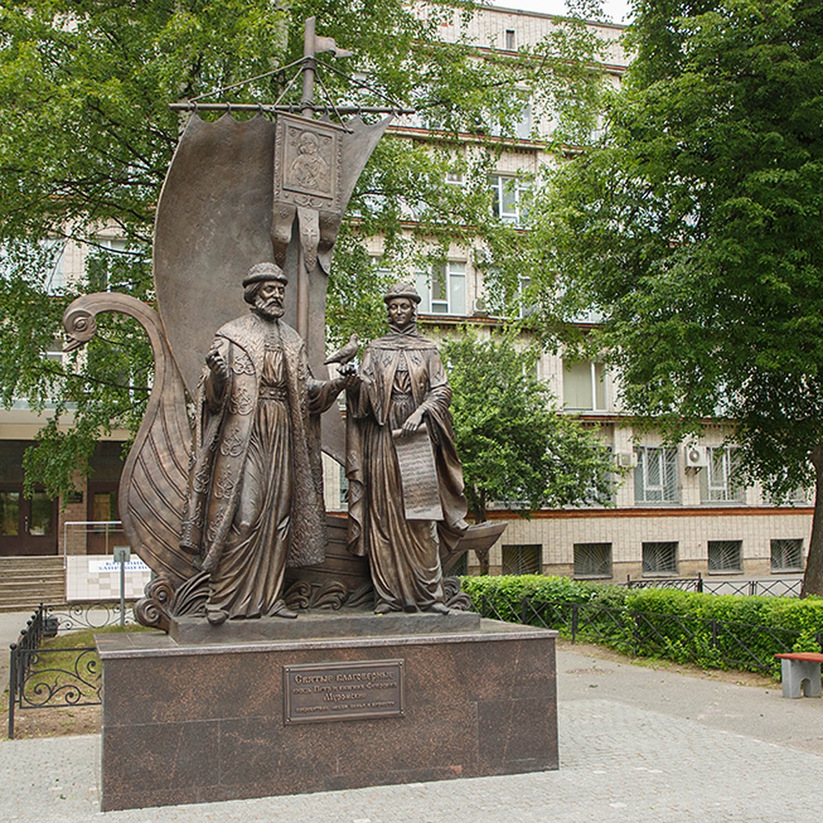 памятник петру и февронии в санкт петербурге в политехе
