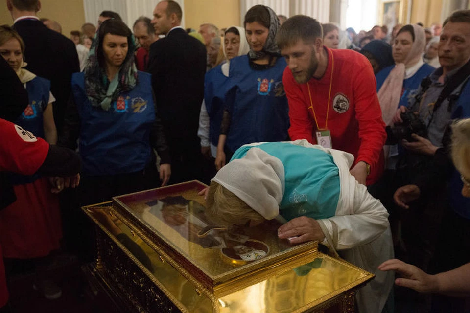 К шести часам вечера к святыни приложились 8 тысяч петербуржцев и гостей города.
