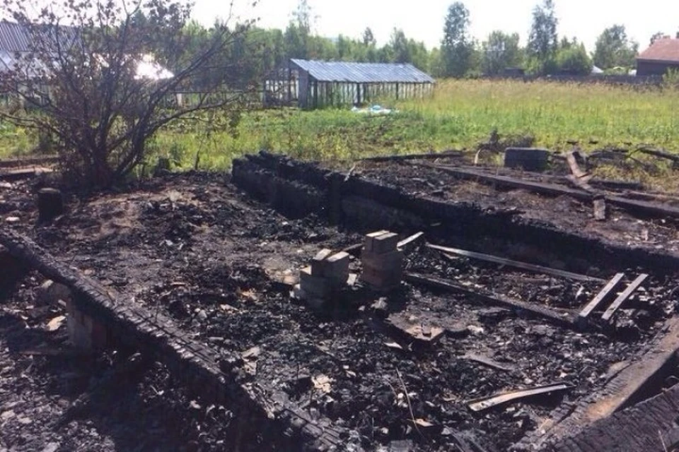 При пожаре в садоводстве, унесшем жизни семерых человек, учительница из Братска потеряла дочь, сына и внука. Фото: С СК по Иркутской области.