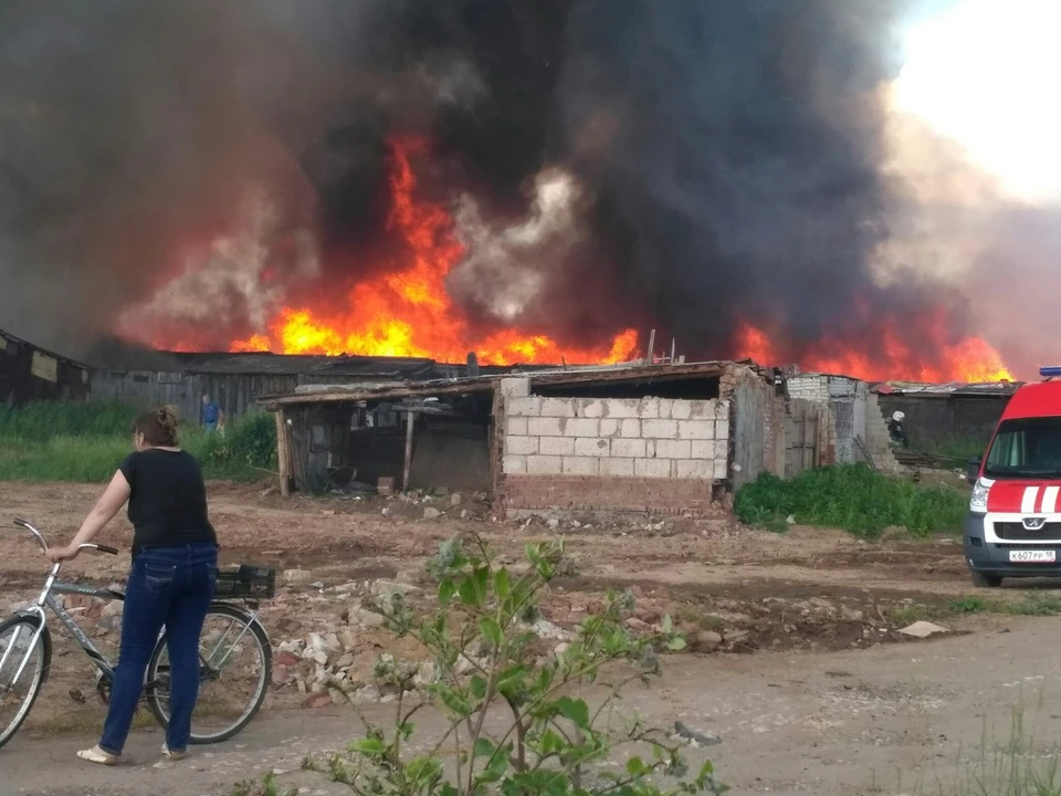 Под ижевском. Пожар поселок Первомайский. Пожар в пос Первомайский. Пожар в поселке Прибрежный. Пожар Октябрьский поселок Первомайский.