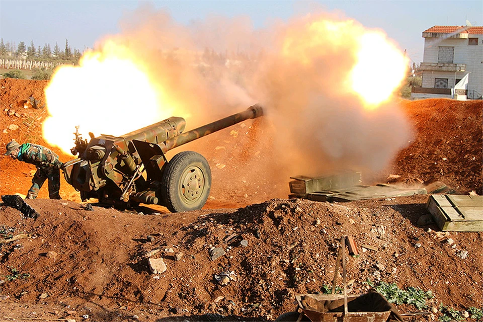 Артиллерия сил Сирийской Арабской Армии ведёт обстрел позиций противника.