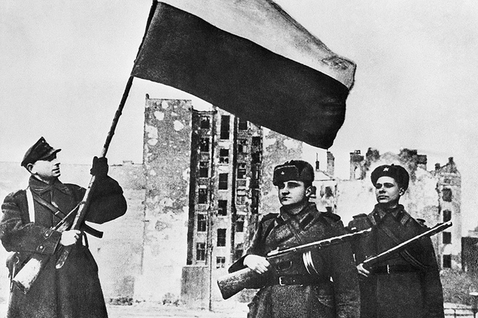 Январь 1945 года. Варшава. Польский флаг в освобожденном городе. ФОТО Фотохроника ТАСС