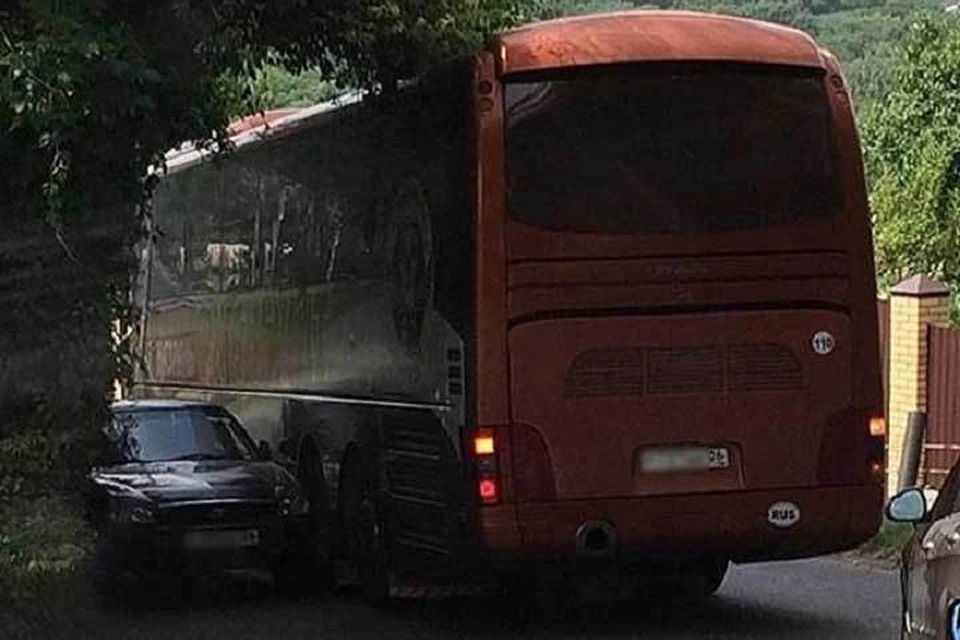 Автобус ФК «Ангушт» попал в аварию в Ставрополе. Фото: instagram.com/ingush_news