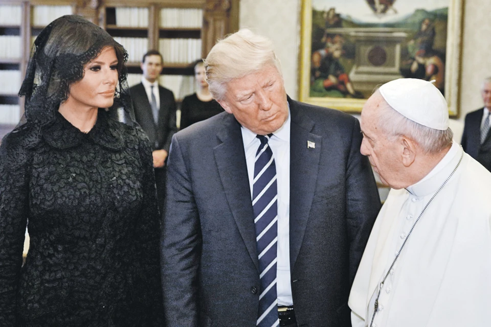 Немало внимания на себя на встрече Папы с Трампом оттянула первая леди США - многих удивил столь необычный наряд Мелании. Но знатоки объяснили - таков ватиканский дресс-код.