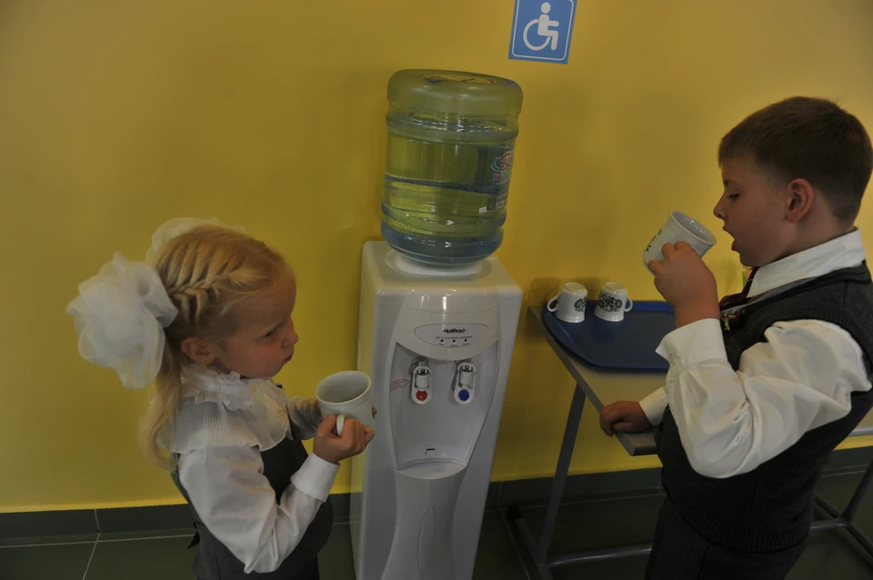 Питьевую воду, качество которой проверили специалисты, доставляют в офисы, больницы, школы и детские сады