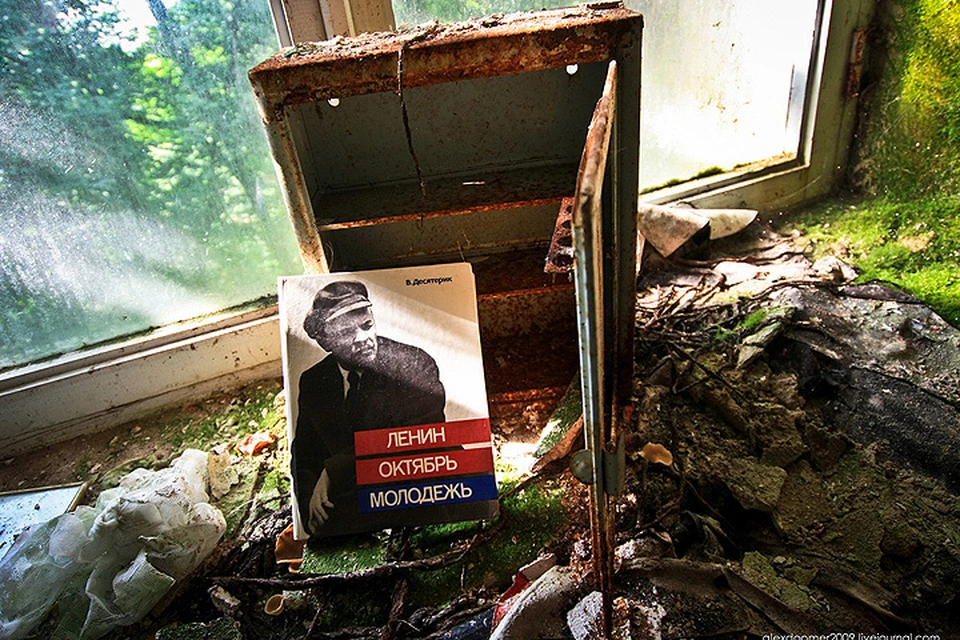 Ильич с книжки хмуро наблюдает за разрухой на территории бывшего пионерлагеря. Постепенно на окнах даже начинают расти грибы и мох. ФОТО http://alexdoomer2009.livejournal.com/