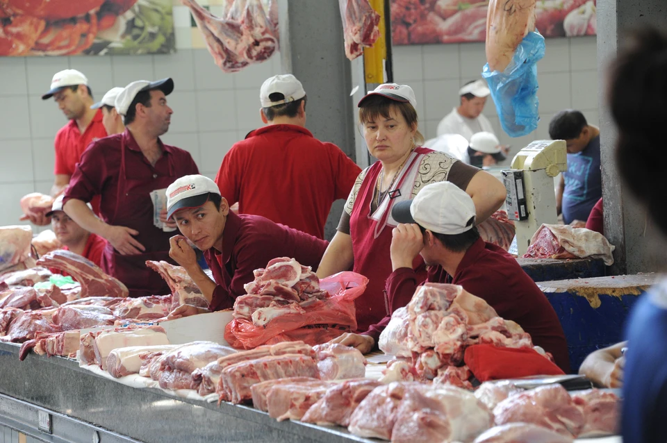 Специалисты проконтролировали, насколько безопасно покупать мясо на базарах. Фото: Владимир ВЕЛЕНГУРИН
