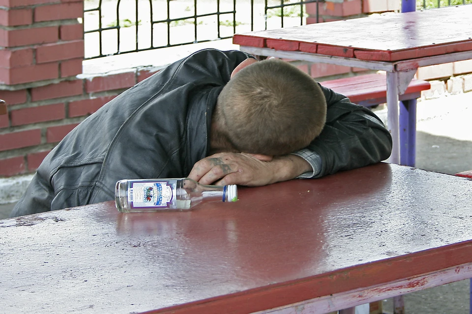 Между тем, статистика свидетельствует: пить народ все-таки стал меньше.