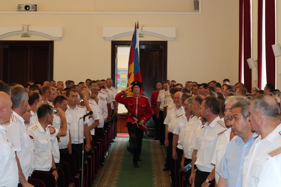 Знамя Кубанского казачьего войска приветствуют стоя. Фото: Татьяна АЛЕКСЕЕНКО