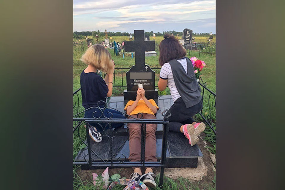Сельская молодежь в погоне за острыми ощущениями решила развлечься на кладбище.