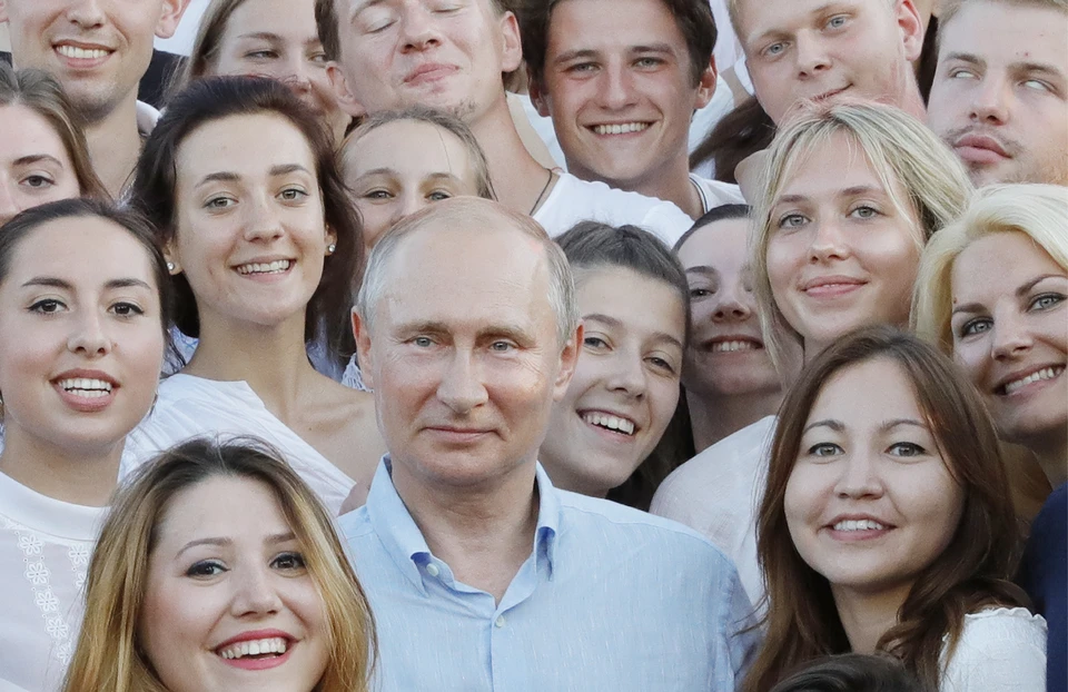 Владимир Путин и участники молодежного форума Таврида Фото: Михаил Метцель/ТАСС