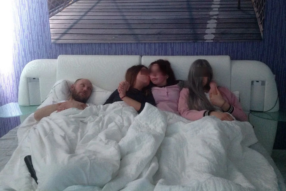 На снимке Алексей лежит в компании юных девушек. В центре - погибшая Катя Ш. Фото: соцсети.
