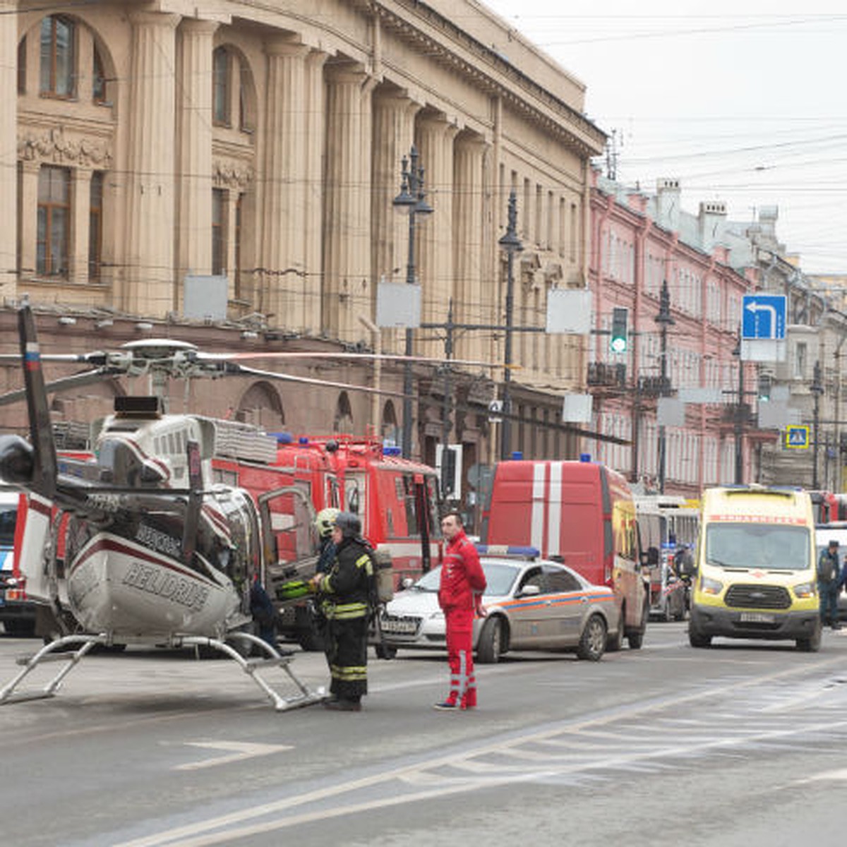 Ваша цель - остаться в живых»: в петербургском метро стали раздавать  листовки о безопасности - KP.RU