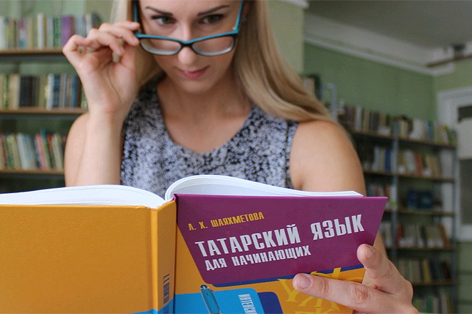 Девушка с учебником татарского языка в одной из школ Казани.