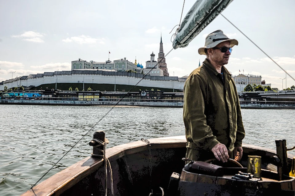 Путешествующим по Волге журналистам "КП" повстречался мастер по изготовлению деревянных лодок Александр Сидоров.