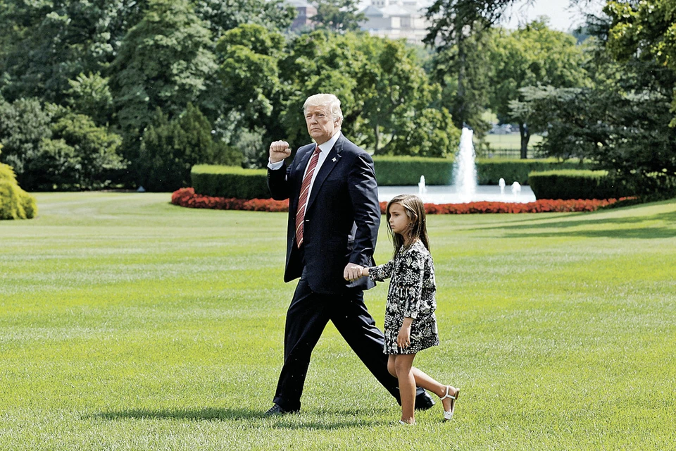 Дональд с внучкой Арабеллой. Трамп усвоил: хочешь, чтобы тебя понимала молодежь, - будь активным в соцсетях. Фото: YURI GRIPAS/REUTERS