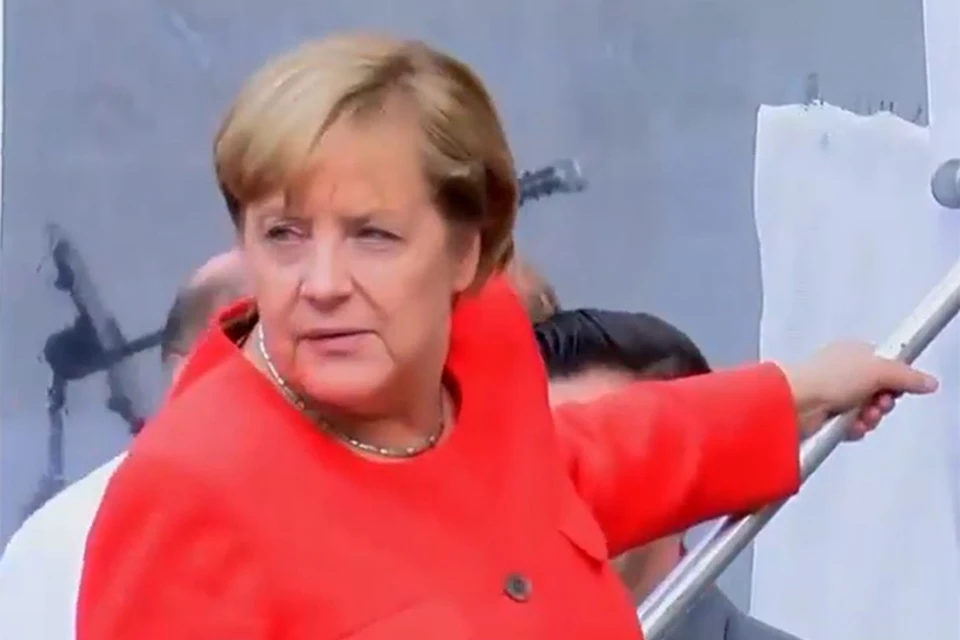 На атаку Меркель отреагировала с улыбкой