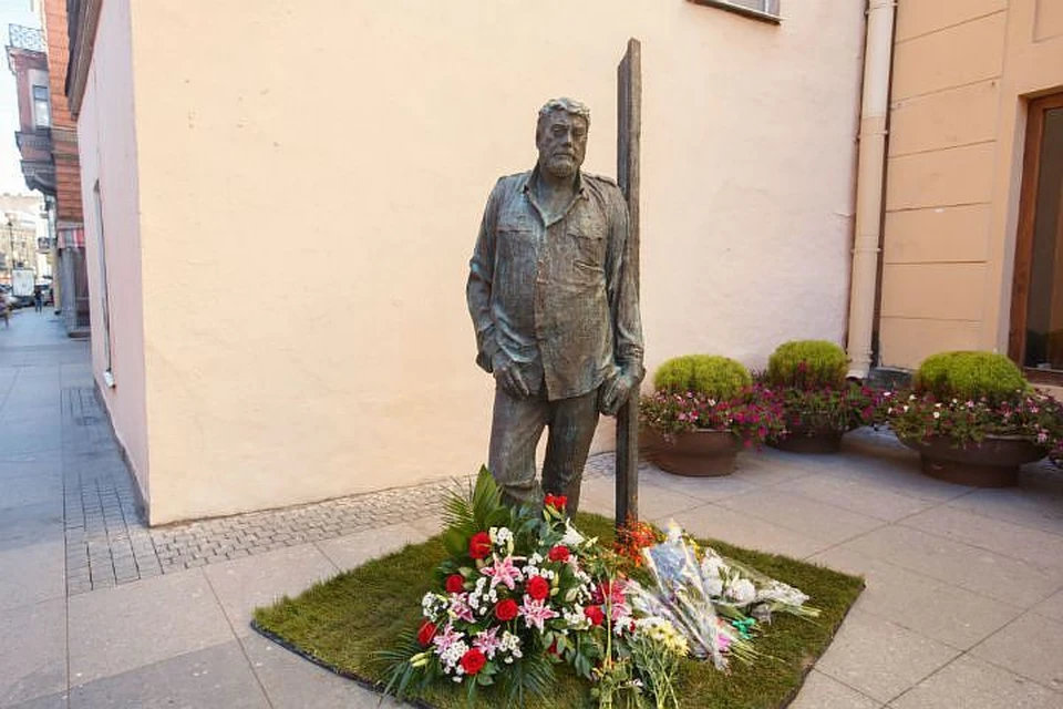В день рождения Довлатова на улице Рубинштейна появился памятник писателю.