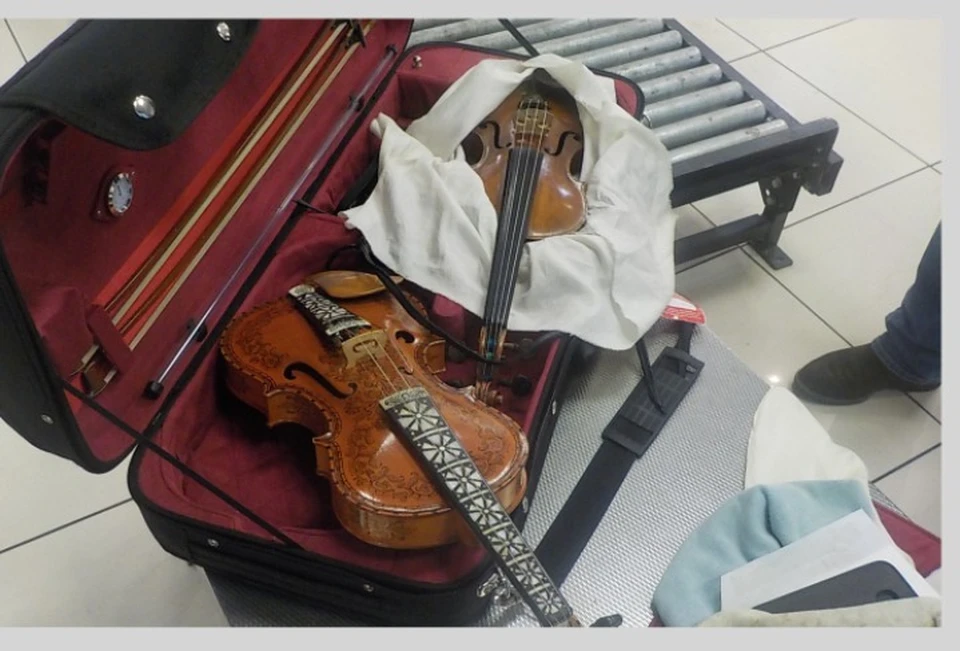 На таможне Екатеринбурга задержали норвежского скрипача со старинными инструментами. Фото: таможня Кольцово