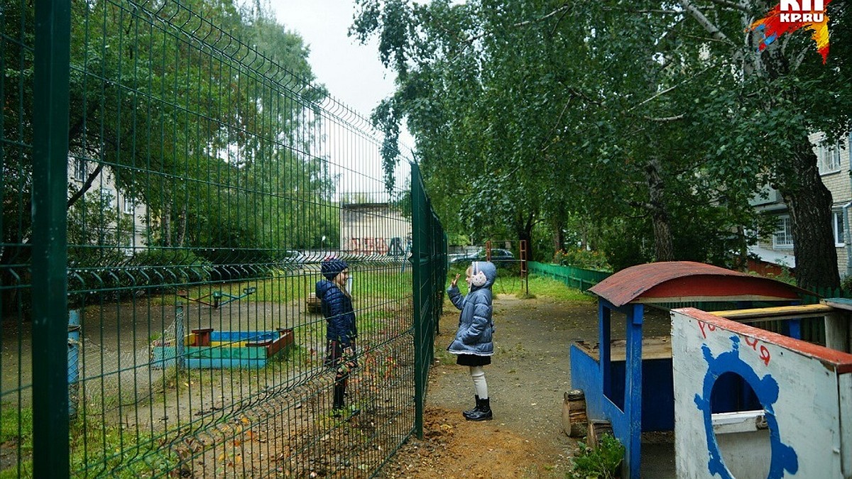 Во дворе на Уралмаше враждующие ТСЖ превратили детскую площадку в Берлин  времен Холодной войны - KP.RU