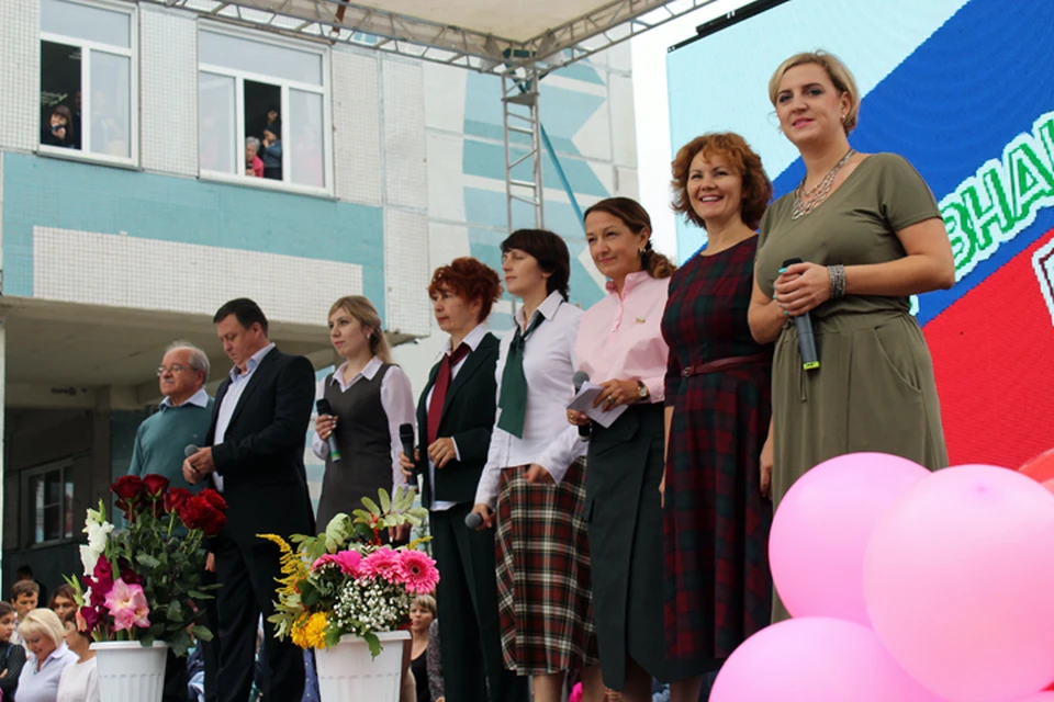 Педагогический коллектив поздравил ребят с Днем знаний. Третья справа - депутат Ирина Путинцева.