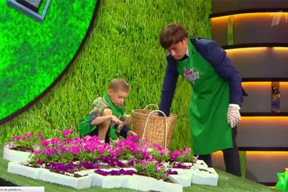 Юный ставрополец помог Максиму Галкину высадить цветы на грядку. Фото: стоп-кадр Первого канала