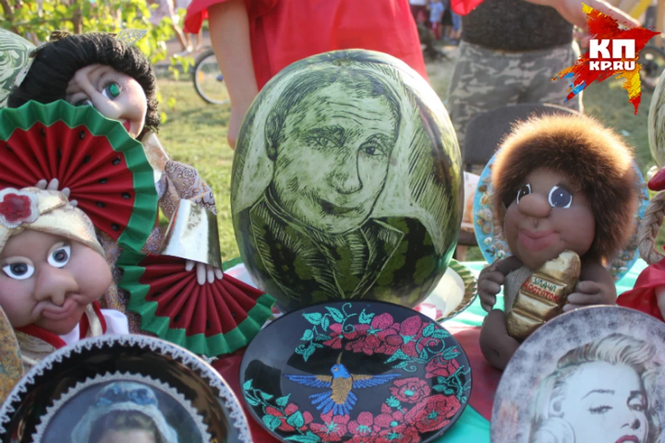 Портрет Владимира Путина на арбузе.