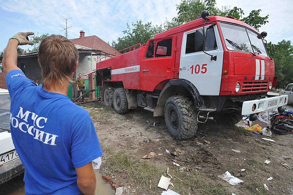 Спасатели МЧС совместно с работниками газовой службы приступили к ликвидации аварии.