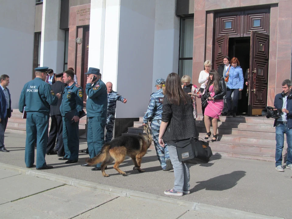 Эвакуация сотрудников администрации Владимирской области и Законодательного Собрания. На месте работали кинологи с собаками.