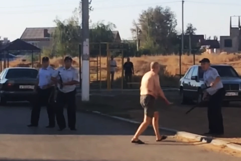 Мужчина бегал с окровавленным ножом, пытаясь нанести увечье полицейскому