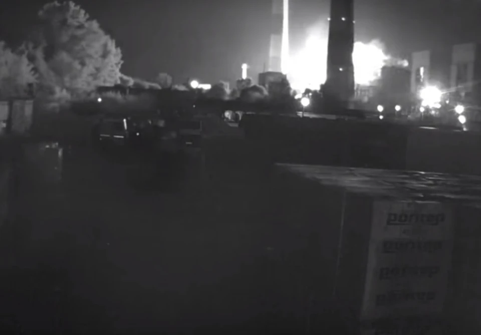 Как при таком взрыве рабочий отделался ожогами средней степени тяжести – загадка. Фото: кадр с видео на youtube.com