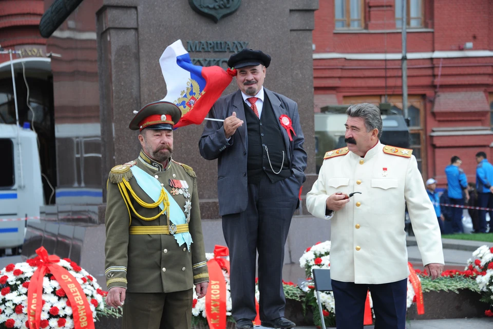Двойники Николая II, Ленина и Сталина вместе позируют для туристов в Москве. Но ведь и в голове у народа они перемешались...
