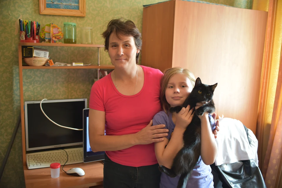 Оксана с дочкой Дашей и кошкой Пантерой ждут свою квартиру.