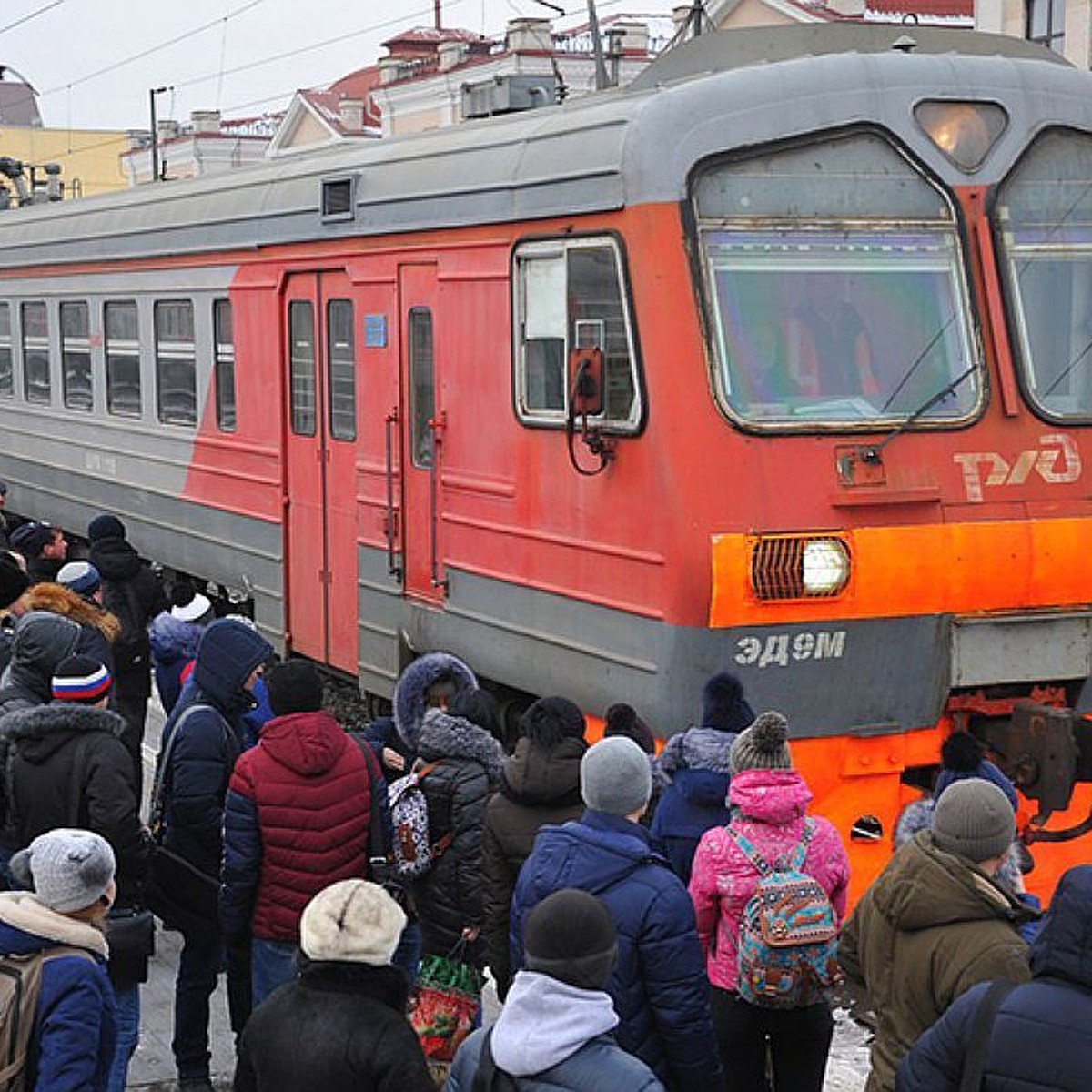 электричка на вокзале. человек рядом с поездом. пассажирский поезд. что случилось на белорусском направлении с электричками сегодня. почему сегодня электричка.