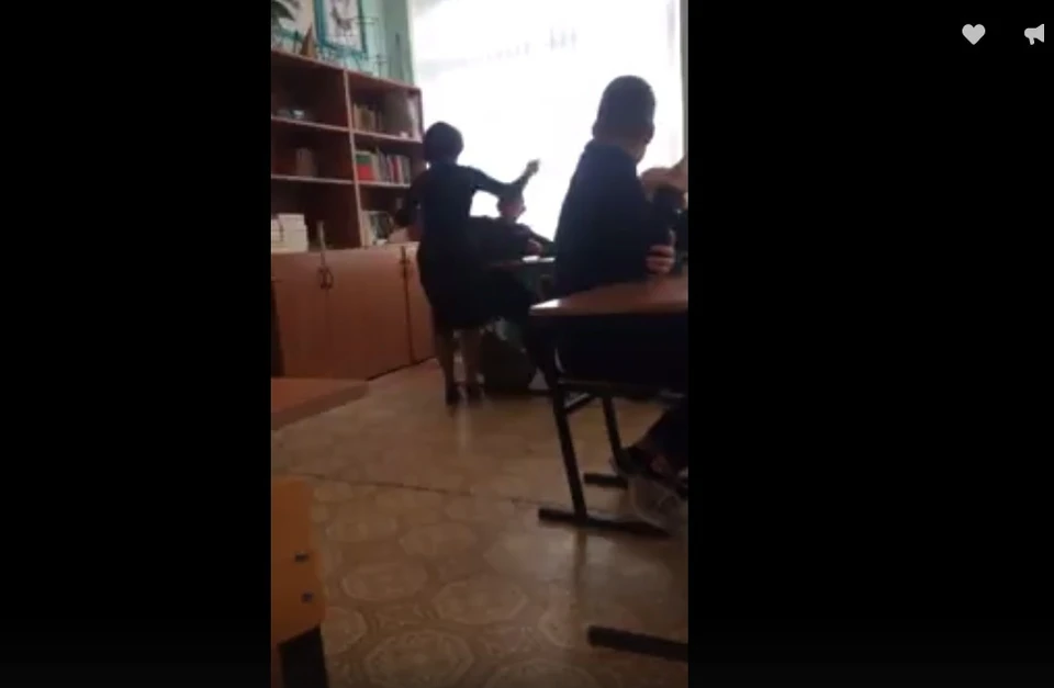 На записи отчетливо не только видно, но и слышно пощечину
