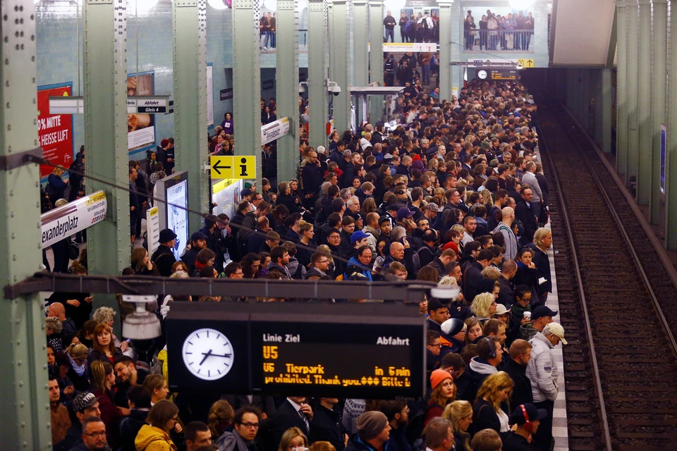 На платформах метро не вздохнуть. Фото REUTERS/Hannibal Hanschke