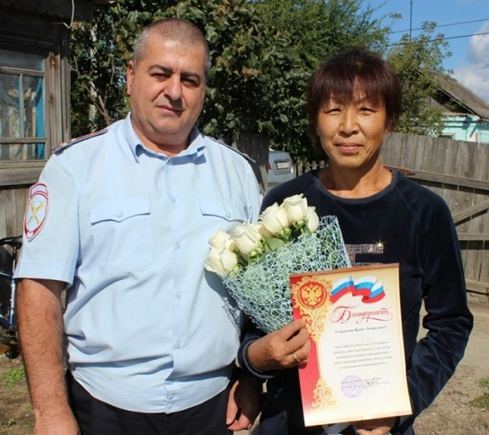 Магомед Терчиев награждает Ирину Ли. Фото: ОМВД России по городу Уссурийску