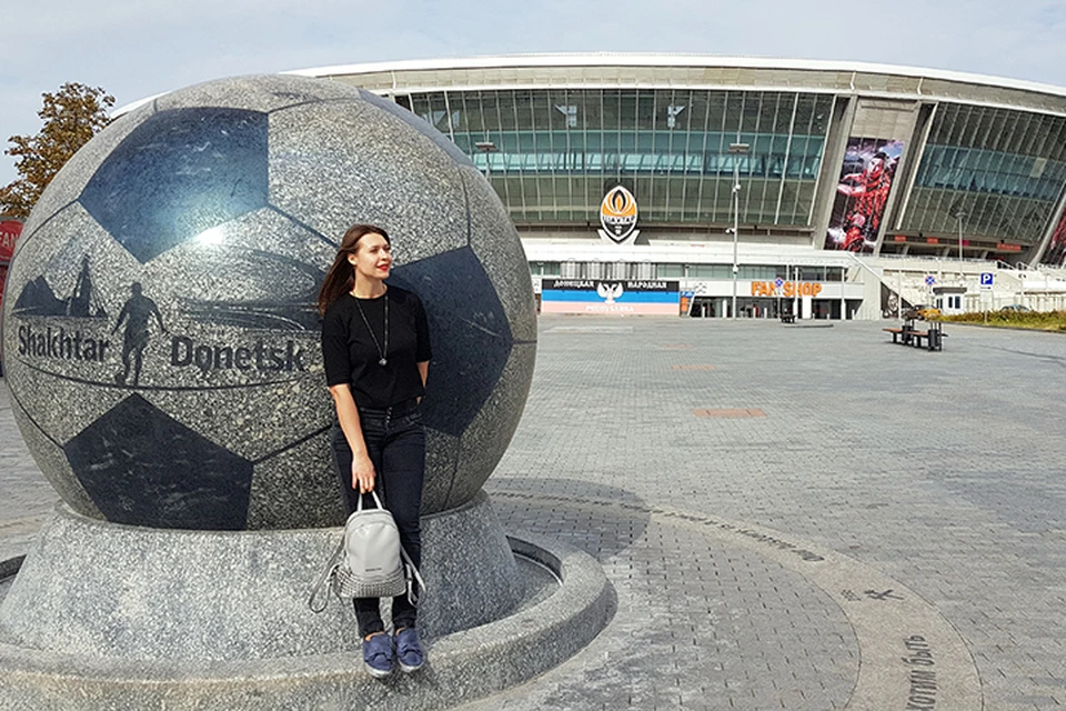 Алиса Титко у стадиона «Донбасс Арена»