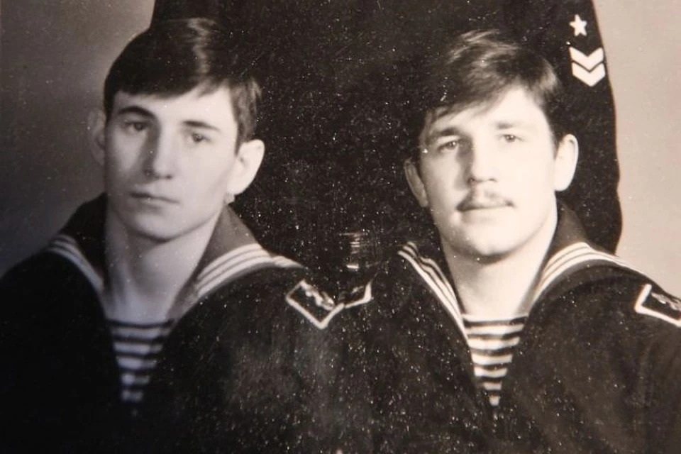 Архивный снимок: Александр Попов (слева) — курсант военно-морского училища имени Кирова.