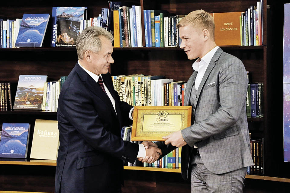 Сергей Шойгу наградил лучших волонтеров, участников акций РГО прошедшего лета.