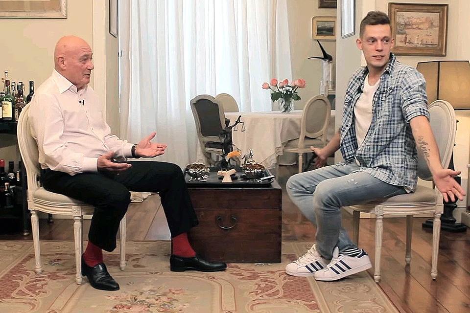 Владимир Познер и Юрий Дудь во время телеинтервью.
