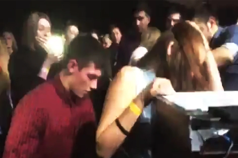 Молодая парочка занялась сексом прямо на танцполе в ночном клубе Нижнего Новгорода.