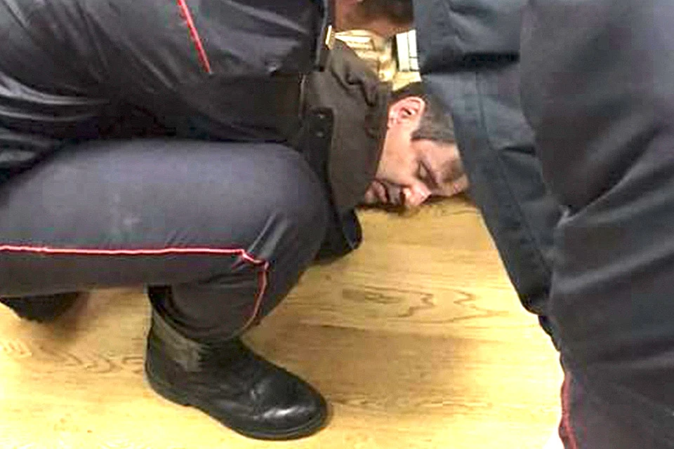 Полицейские задерживают Бориса Грица, напавшего на журналистку "Эхо Москвы".