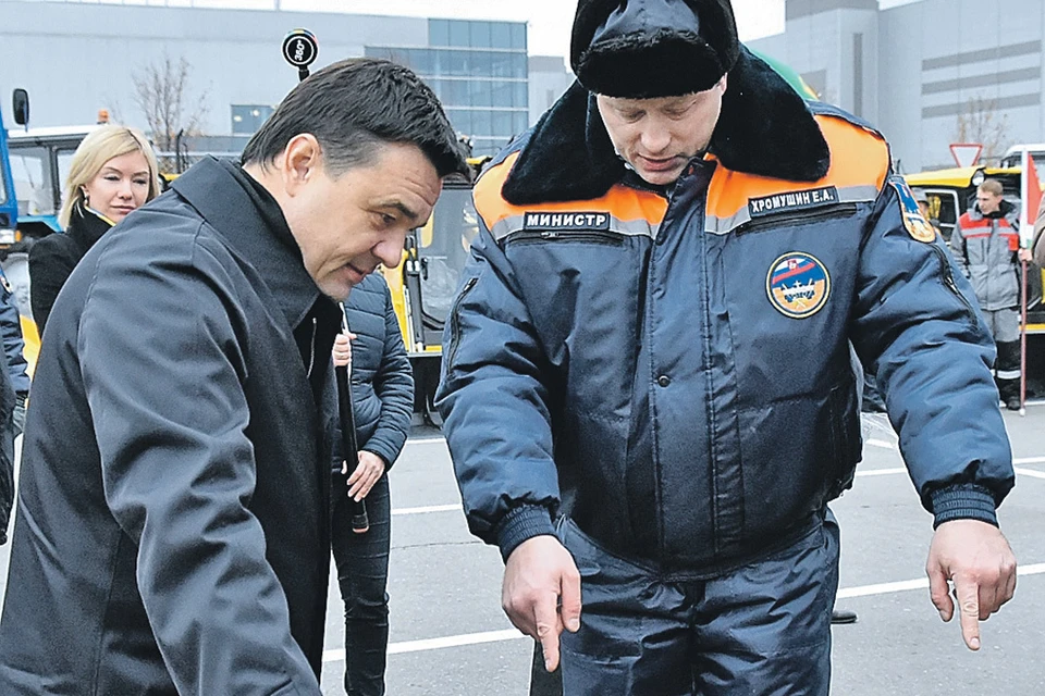 Андрей Воробьёв осмотрел новую уборочную технику, которая вышла на улицы городов. Фото: Андрей ЖАБИН