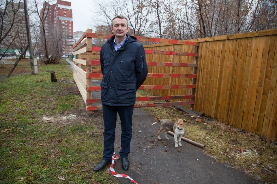 Начальник городского управления гражданской защиты Александр Стяжкин спокойно стоит у огороженной территории - это безопасно. "Фонит" внутри участка с красными лентами. Он примыкает к забору стройки.