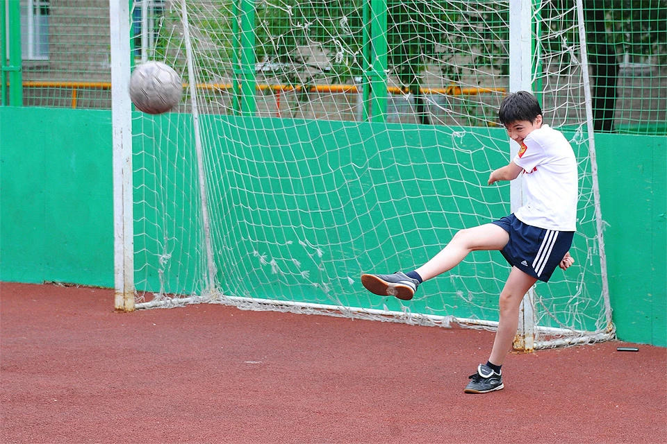Футбольных "коробок" во дворах Москвы хватает. Но на многих из них играют на них нечасто, несмотря на шаговую доступность.